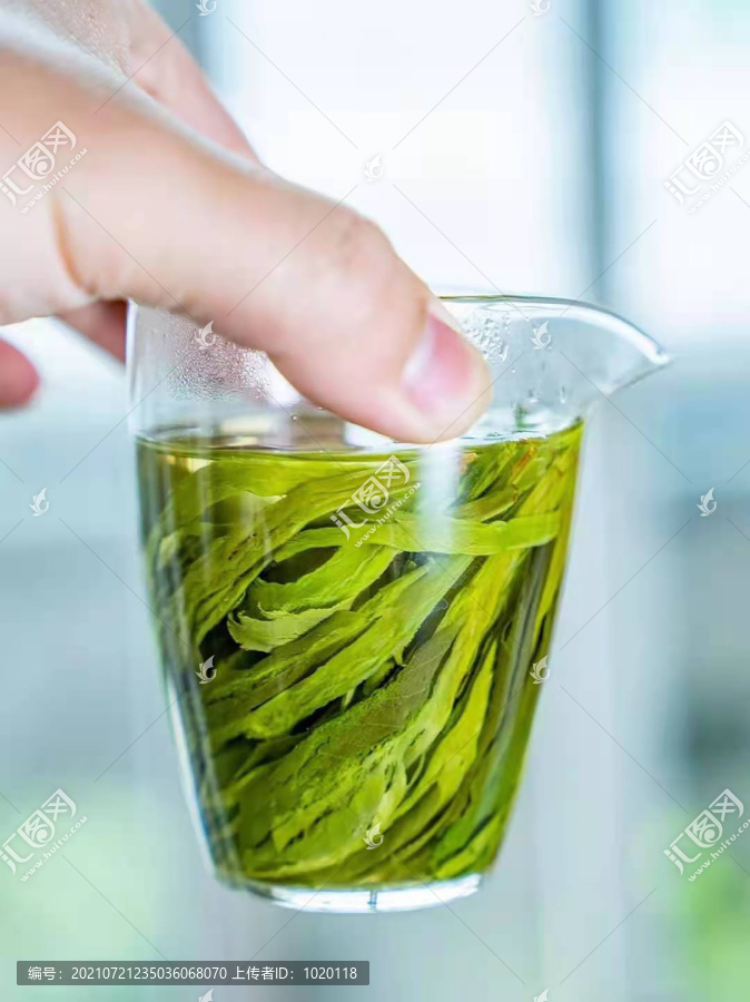 透明玻璃杯泡的绿茶