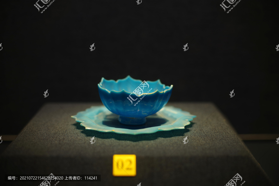 蓝色陶瓷器皿