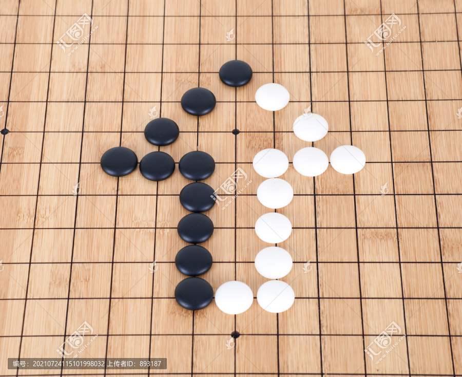 黑白棋子棋盘上组成的箭头符号
