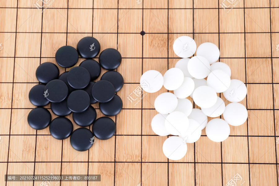 一堆黑白围棋子棋子