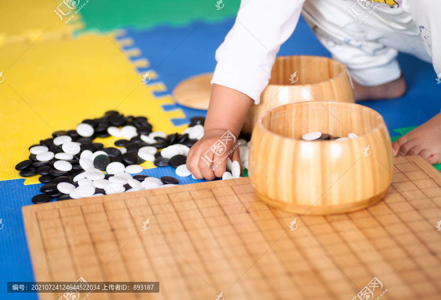 玩围棋棋子的小女孩