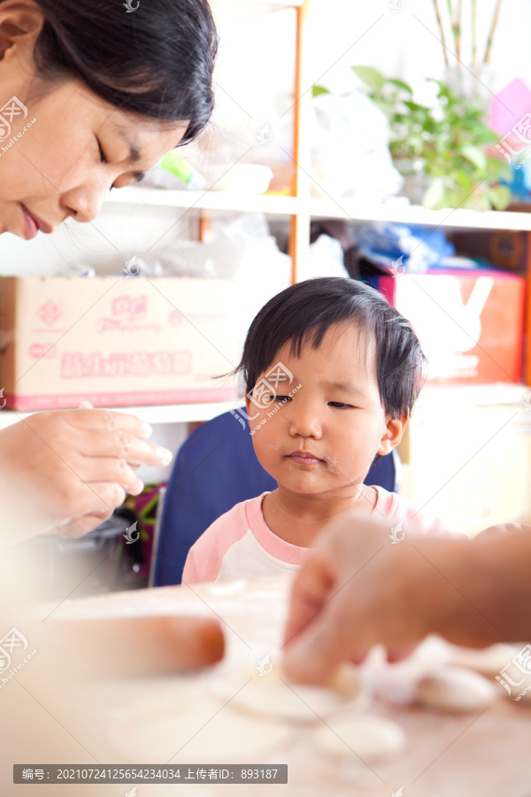 看包饺子的小女孩