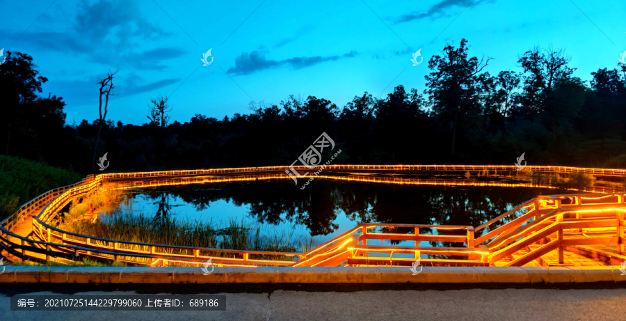 木栈道夜色
