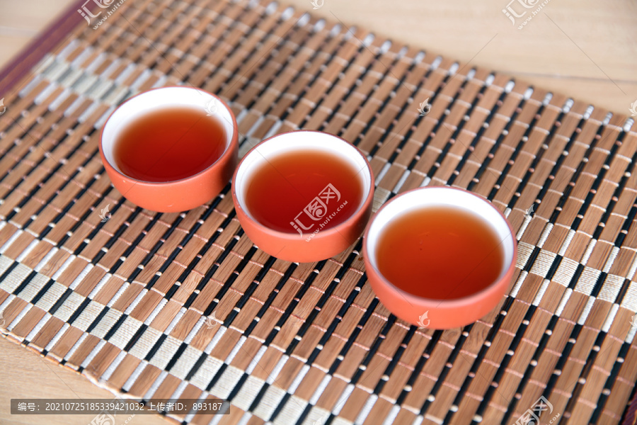 一排三碗红茶