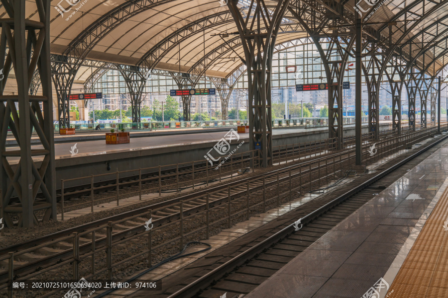 高铁车站火车站铁轨和月台