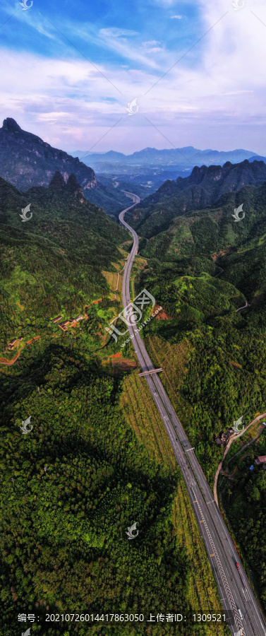 穿越山区的高速公路