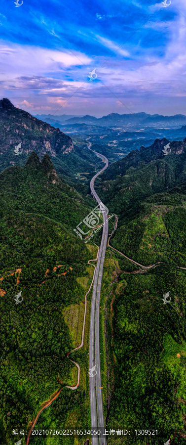 穿越山区的高速公路