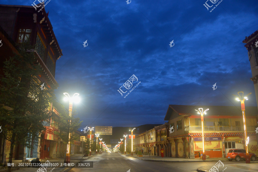 四川道孚县八美镇街道夜景