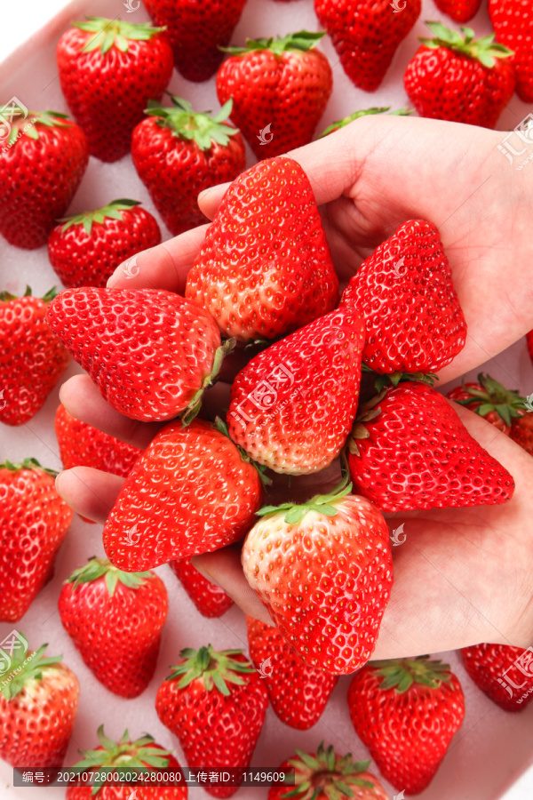 手里拿着新鲜草莓