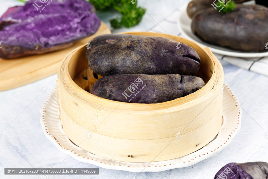 蒸笼里的农家紫土豆