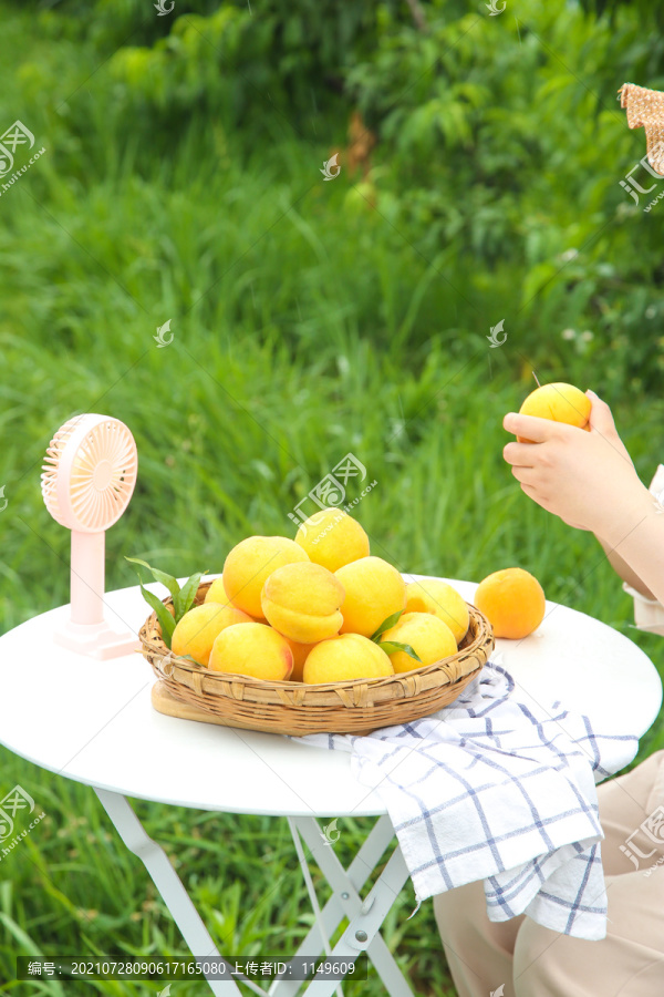 桌子上放着一篮子新鲜黄桃