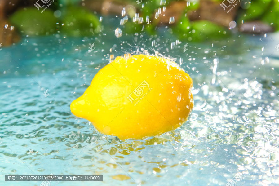 水里放着一颗柠檬