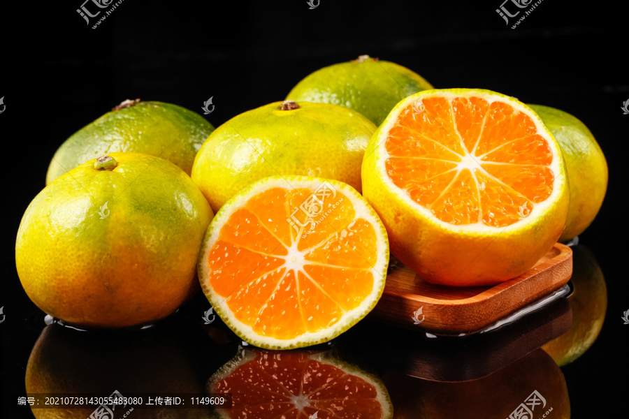 深底上放着切开的橘子