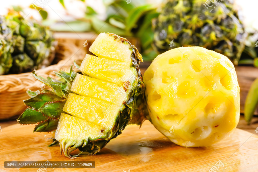木板上放着泰国小菠萝