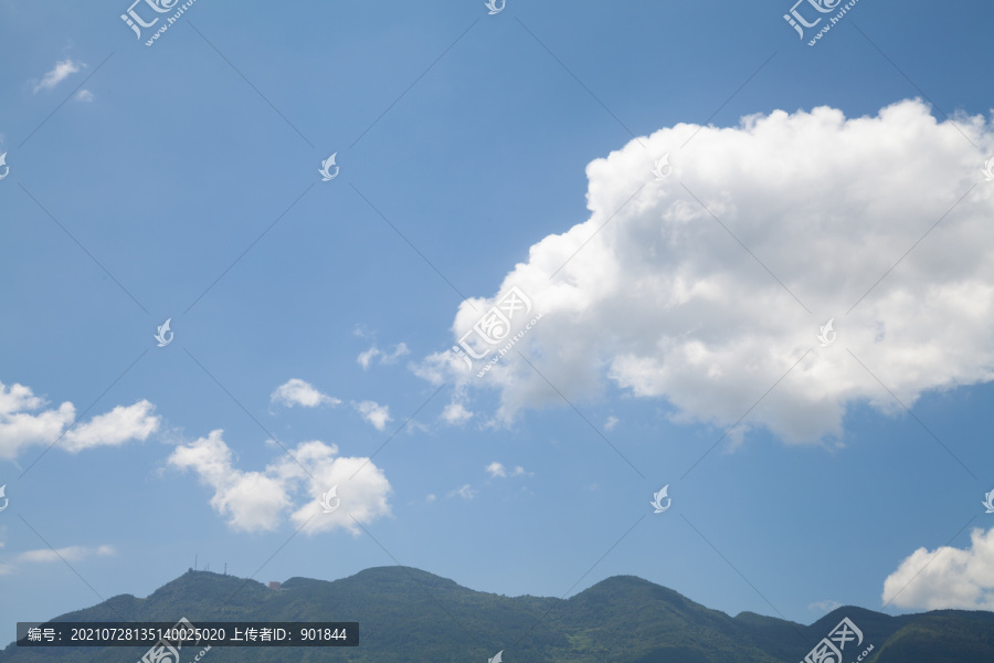 飘浮在山顶的蓝天白云