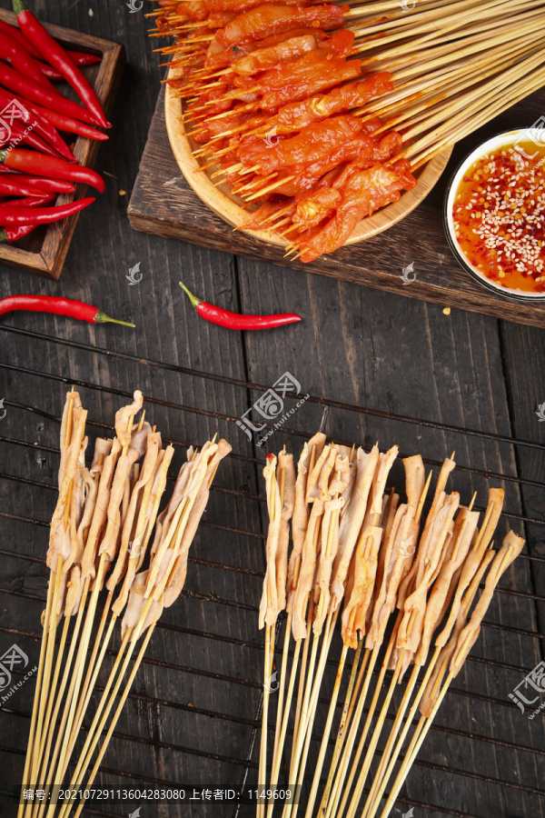 木底上的鸭肠串