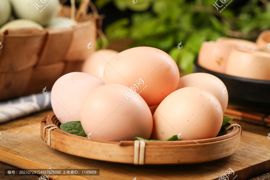 盘子里装着农家散养土鸡蛋