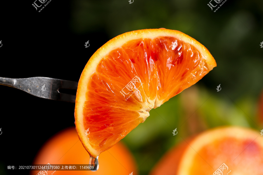 叉子叉着一块血橙