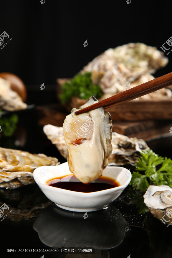 筷子夹着生蚝肉
