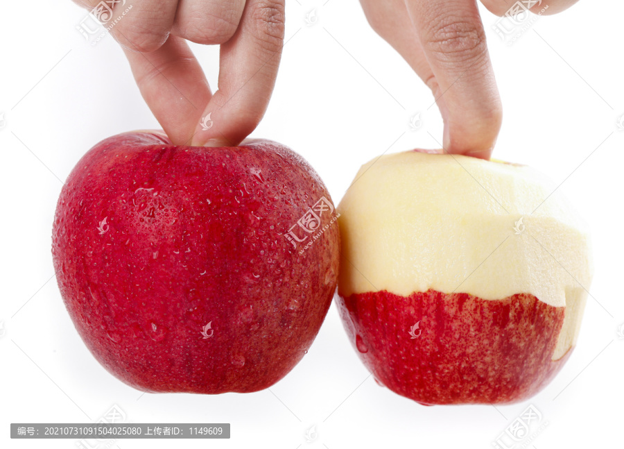 手里拿着新鲜苹果