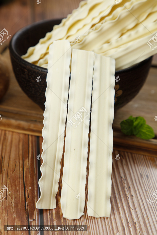 碗里放着爽滑宽面