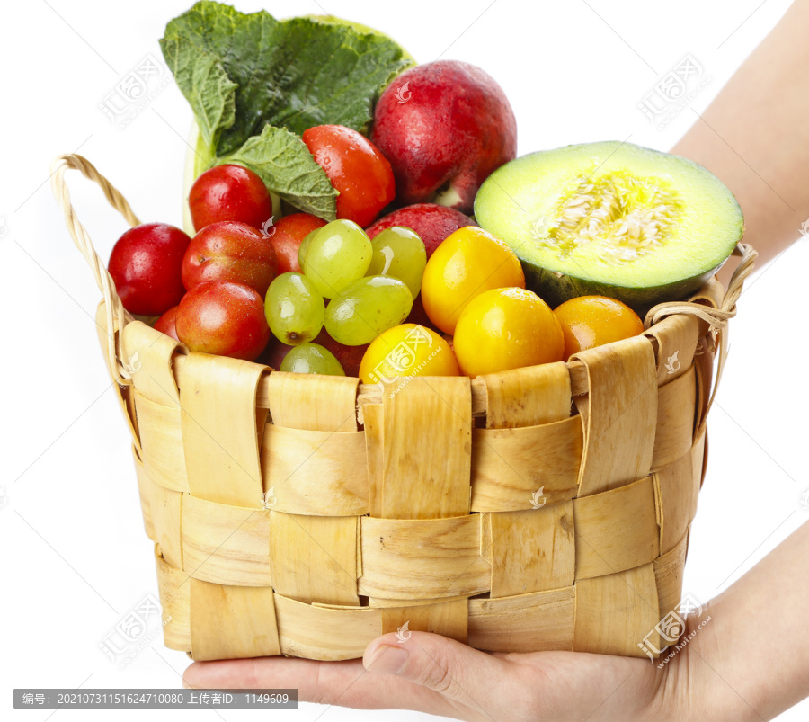 篮子里装着水果组合