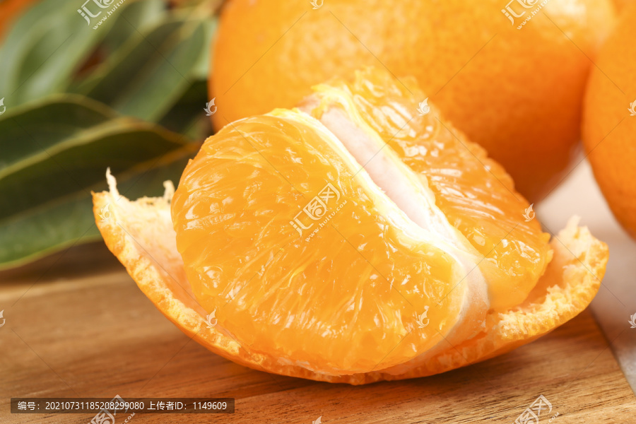 板子上的橘子