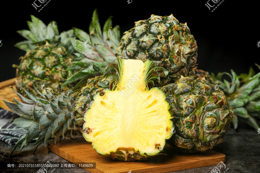 木板上的泰国迷你小菠萝