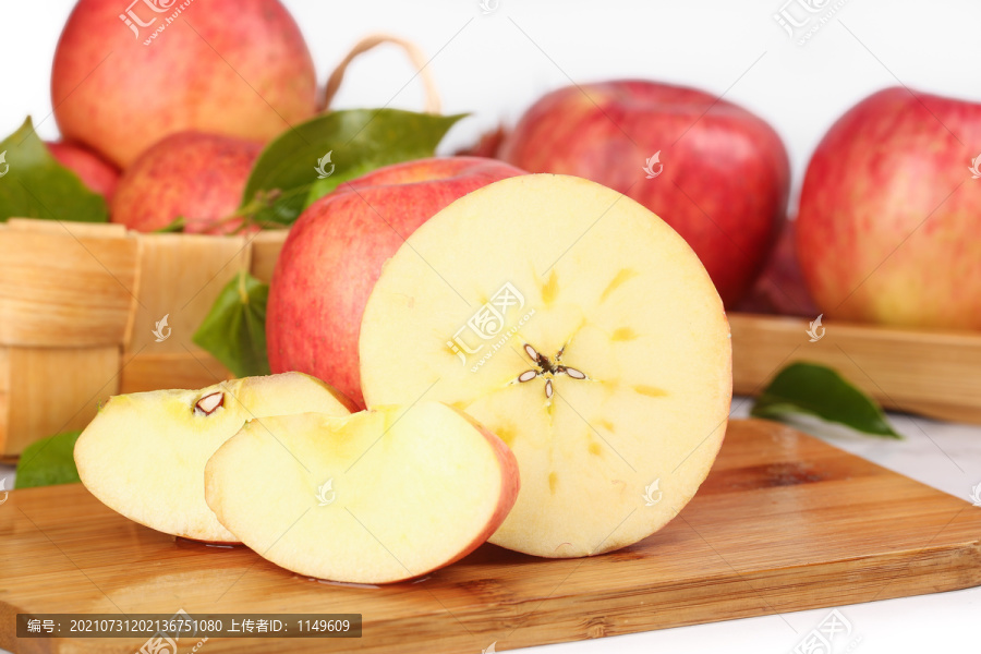 木板上的新疆冰糖心苹果