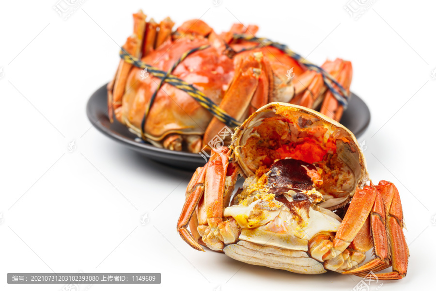 盘子里装着螃蟹