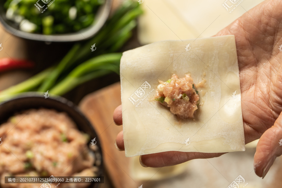 中国传统美食馄饨制作