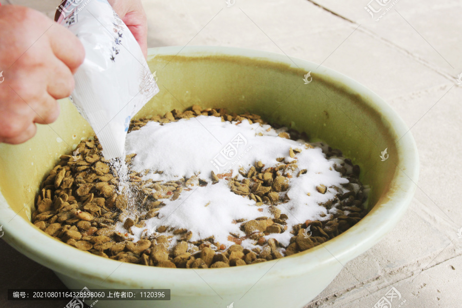 四川传统豆瓣制作过程加盐