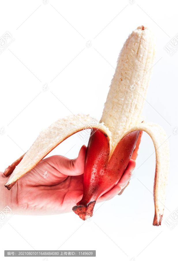 手里拿着红美人香蕉