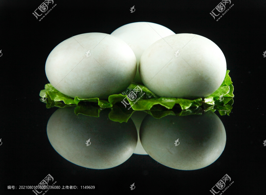 黑底上的咸鸭蛋