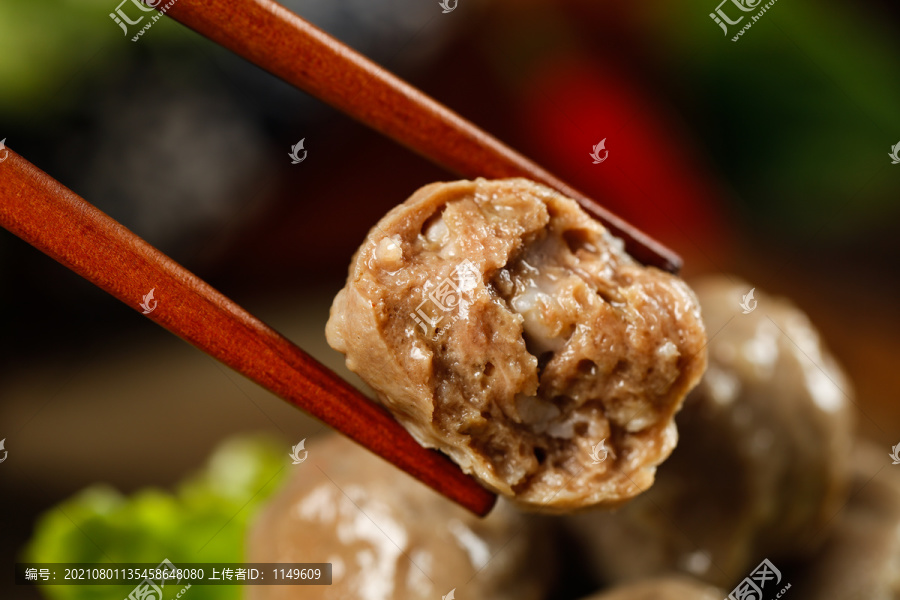 筷子夹着牛肉丸
