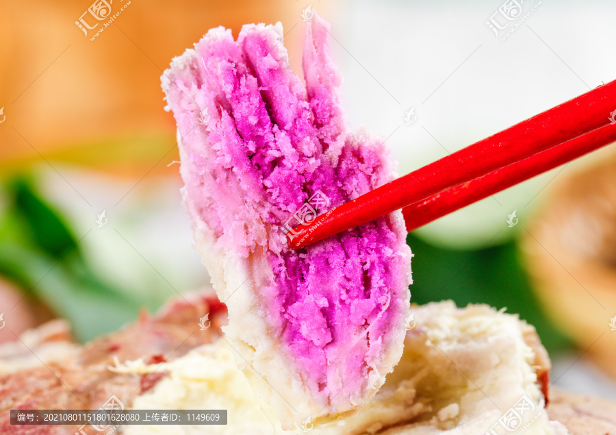 筷子夹着冰淇红薯果肉