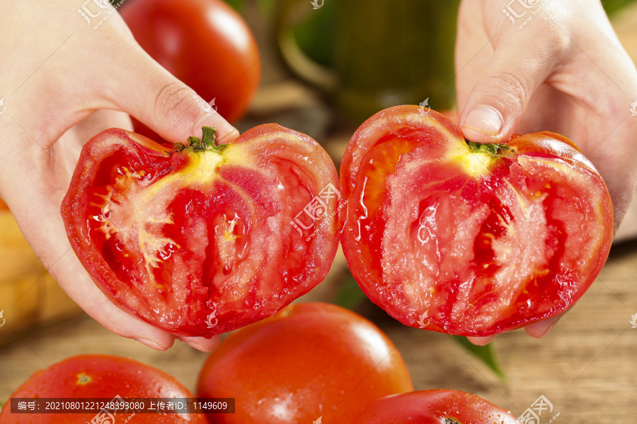 手里拿着米易沙瓤西红柿