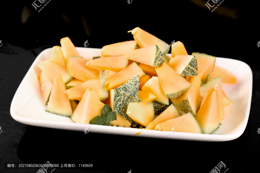 盘子里装着切块的哈密瓜