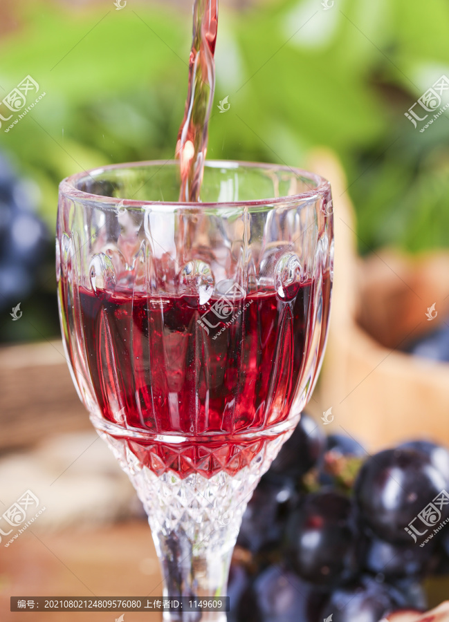 杯子里装着夏黑葡萄的果汁
