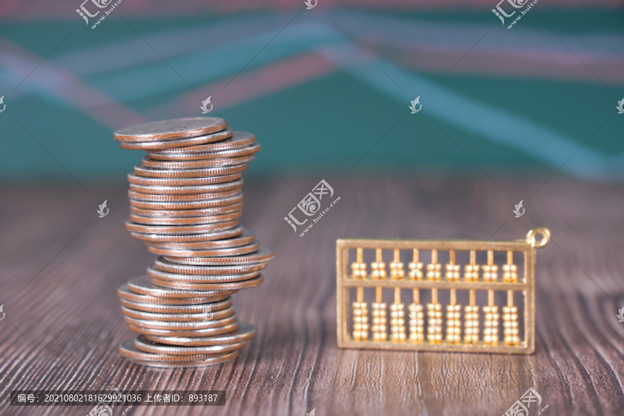 美元硬币顶着一个金色的小算珠