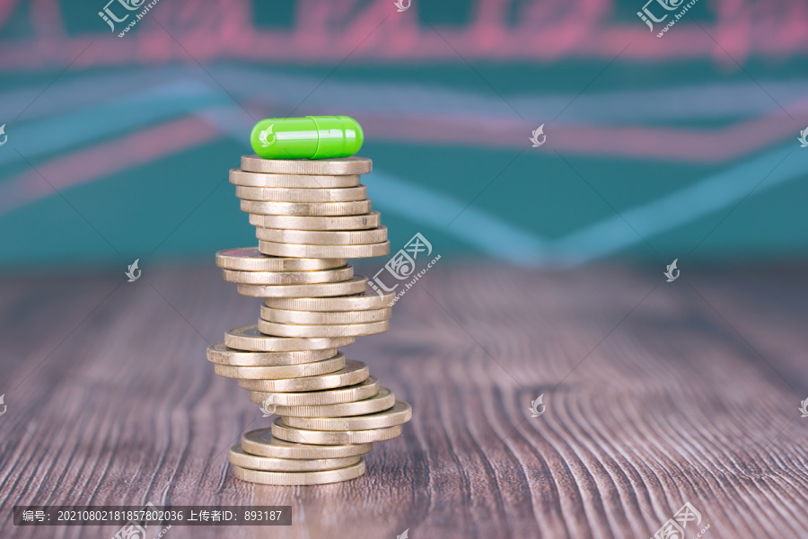 一摞欧元硬币顶着一颗胶囊药品