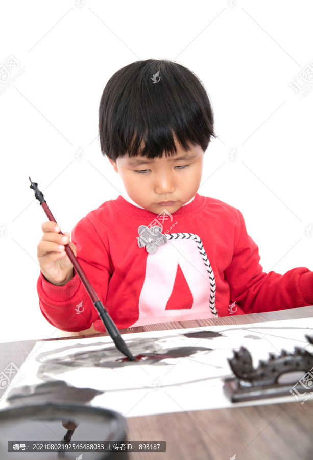 白背景前练习书法的小女孩