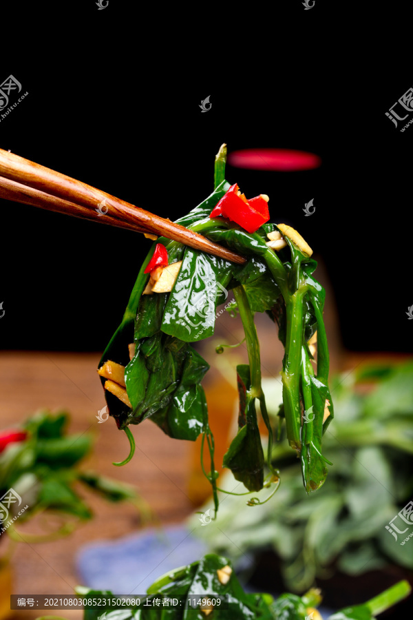 筷子上夹着炒豌豆苗