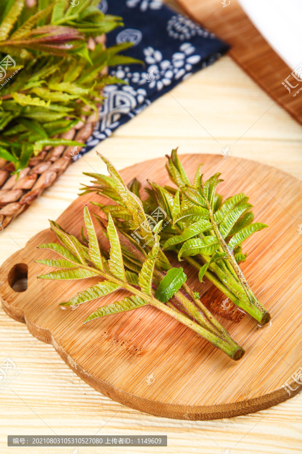 木板上放着沂蒙山香椿芽