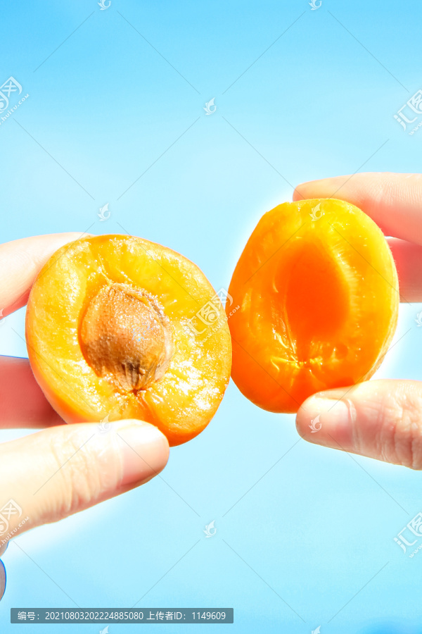 手里拿着杏子