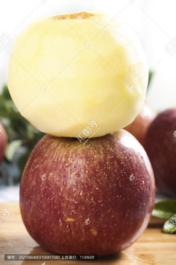 木板上的新鲜丑苹果