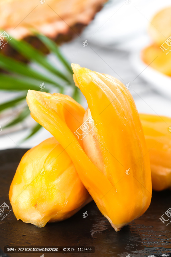 黑石板上的越南红心菠萝蜜
