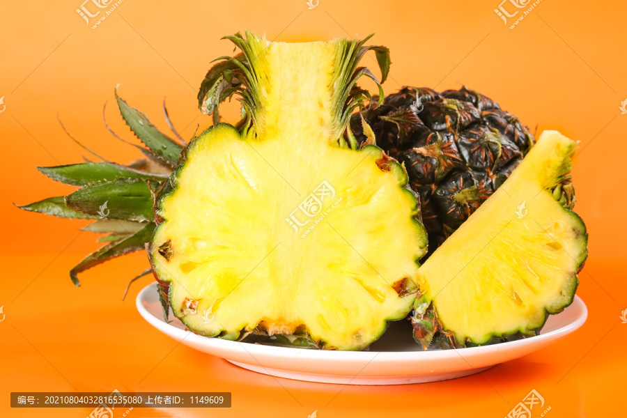 黄底上的泰国迷你小菠萝