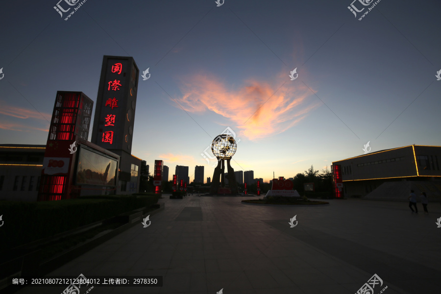 临沂国际雕塑公园大门夜景