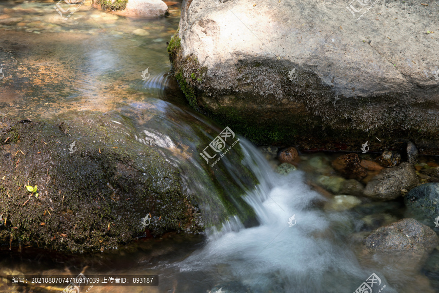 夏季户外大山里流淌的溪流